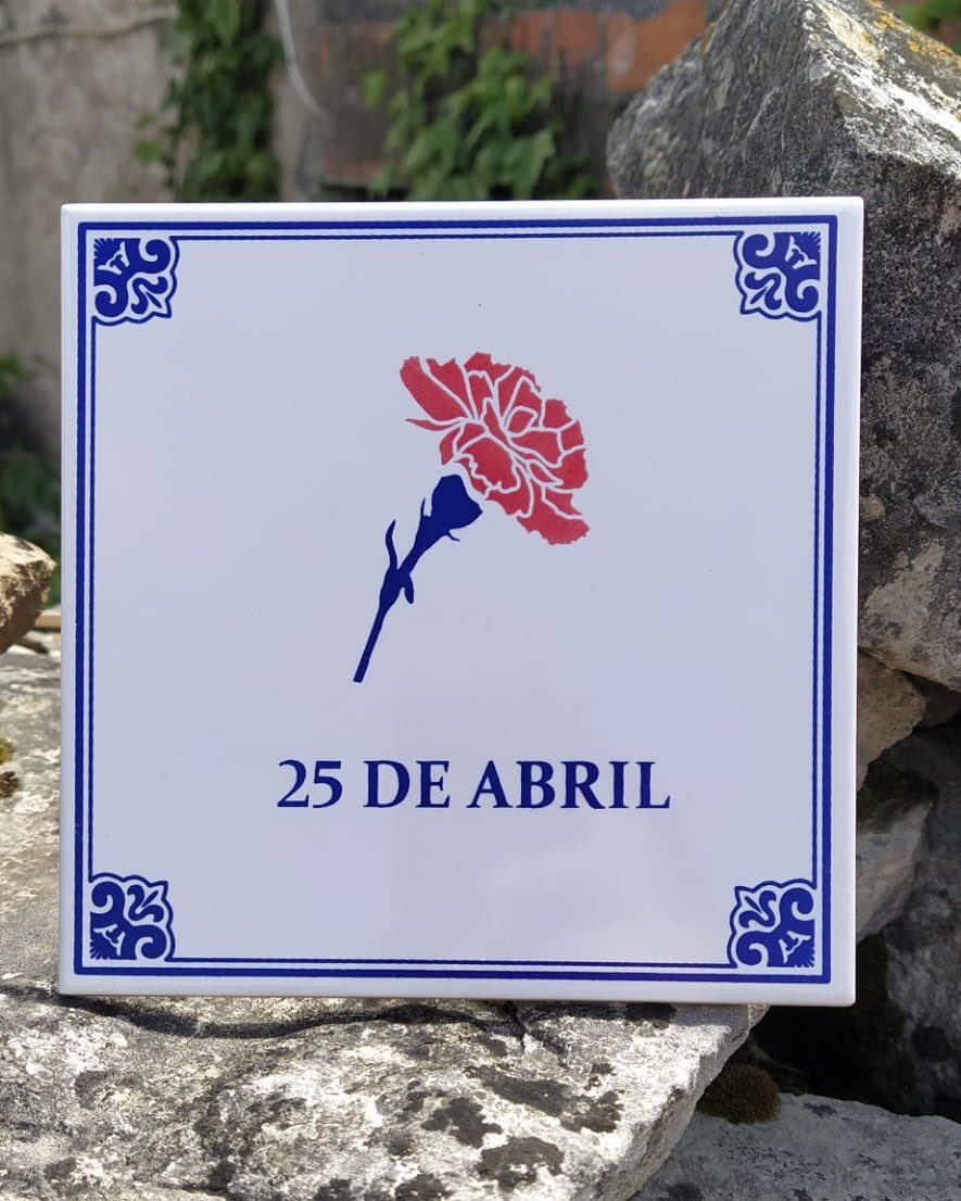 azulejo_pop's tweet photo. 25 de abril ✊🌹

(Azulejo comemorativo, não disponível para venda. Excecionalmente com vermelho, para dias excecionais) https://t.co/OiIHZWAEv5
