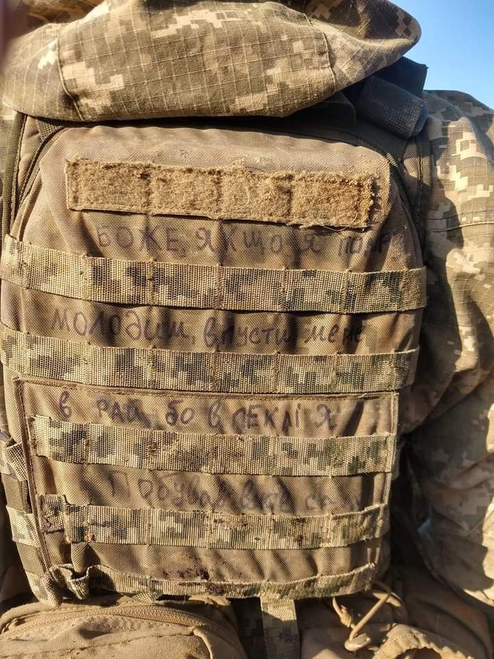 ukraine_world's tweet photo. An inscription on the bulletproof vest of a Ukrainian soldier: "Dear God, if I die young, take me to heaven, as I have already been to hell on my own" https://t.co/npH6G1eFgQ