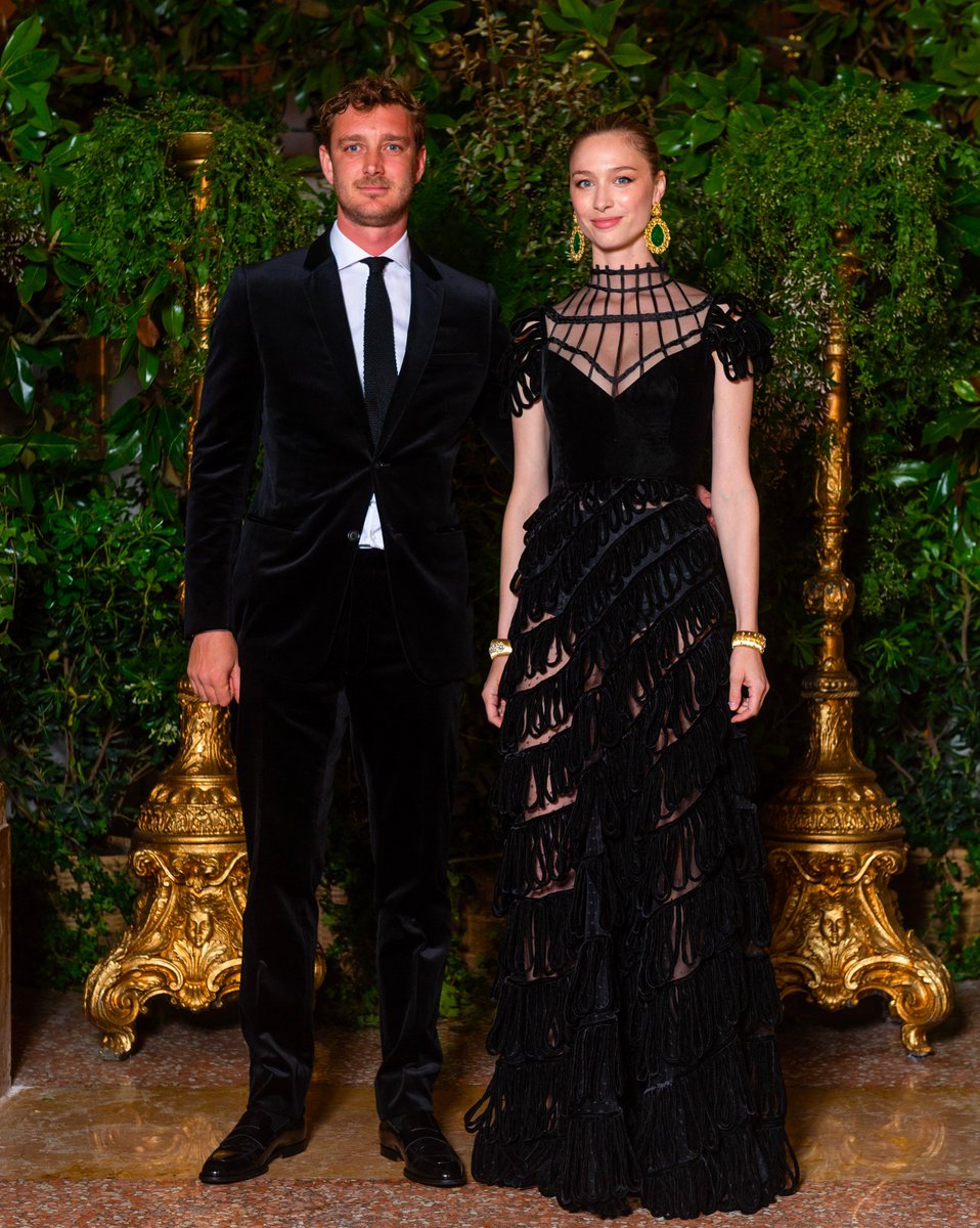 Corresponding to the dark dress code, Dior ambassador @BorromeoBea, accompanied by husband Pierre Casiraghi, made a graceful arrival in Dior Couture Spring-Summer 2018 by Maria Grazia Chiuri for the #DiorxVenetianHeritage gala at @TeatroLaFenice in Venice last night.