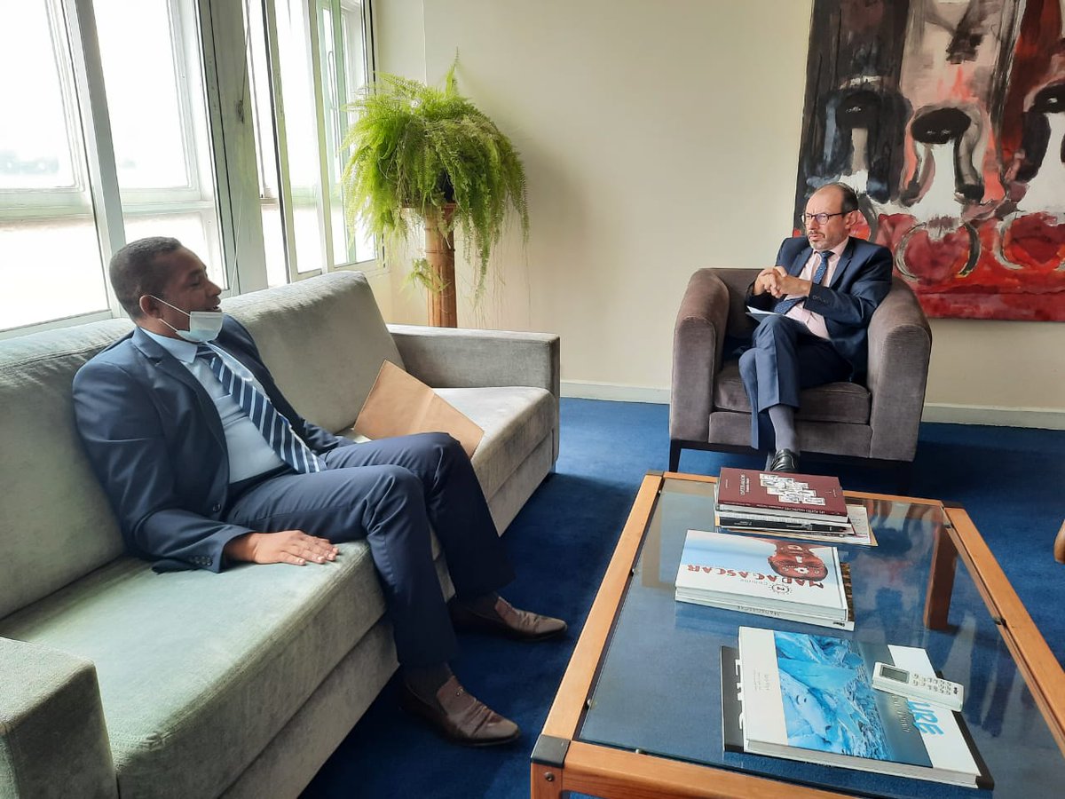 ambafrmada's tweet photo. L'Ambassadeur de 🇫🇷 a rencontré M. Lucien Maurice Randriarison, gouverneur de #Vatovavy.

Échanges chaleureux qui ont permis notamment de revenir sur l'aide humanitaire d'urgence apportée par la 🇫🇷 à la région suite au passage des cyclones #Batsirai et #Emnati. https://t.co/Af8j173uXH