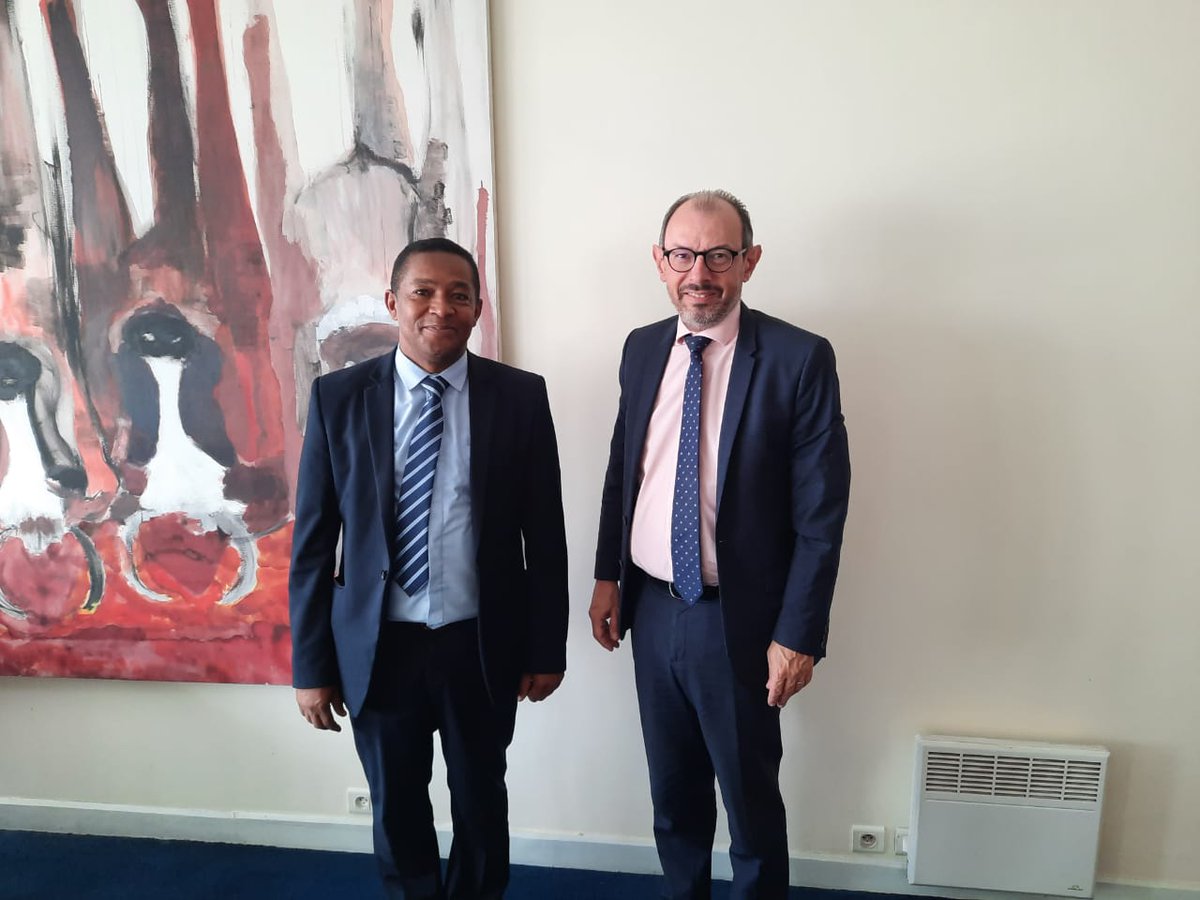 ambafrmada's tweet photo. L'Ambassadeur de 🇫🇷 a rencontré M. Lucien Maurice Randriarison, gouverneur de #Vatovavy.

Échanges chaleureux qui ont permis notamment de revenir sur l'aide humanitaire d'urgence apportée par la 🇫🇷 à la région suite au passage des cyclones #Batsirai et #Emnati. https://t.co/Af8j173uXH