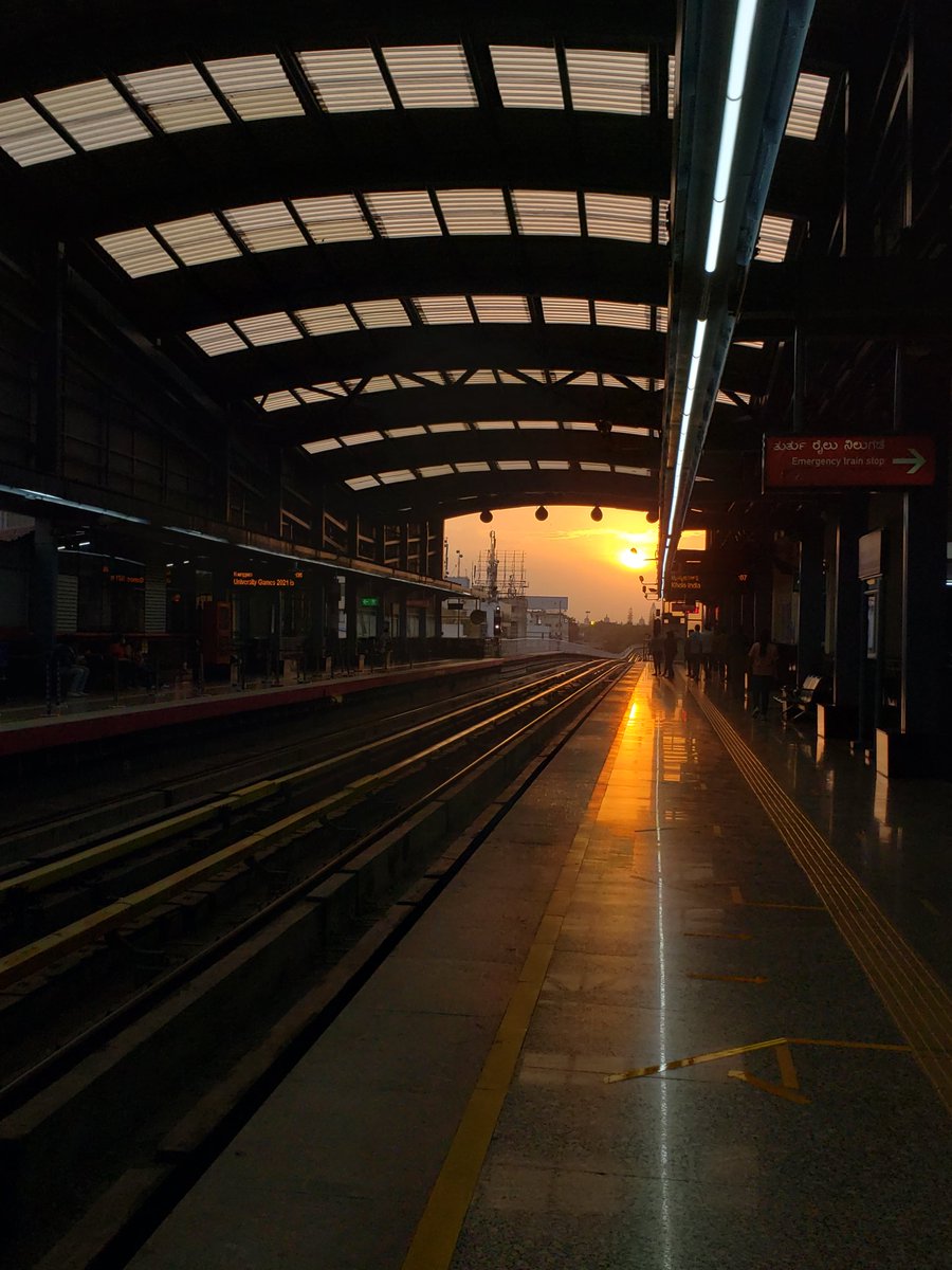 a_niyath's tweet photo. Dusk at MG road #NammaMetro station https://t.co/eSWxneNPle
