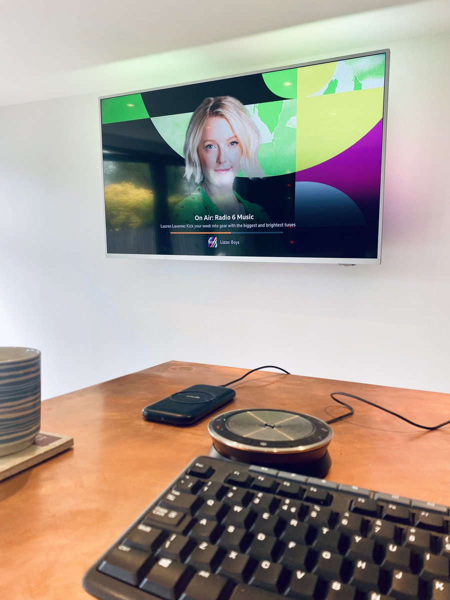 WFH Monday vibes - nice one <a href="/laurenlaverne/">Lauren Laverne</a> <a href="/BBC6Music/">BBC Radio 6 Music</a> <a href="/bobpetesarah/">Saint Etienne</a> 🙏