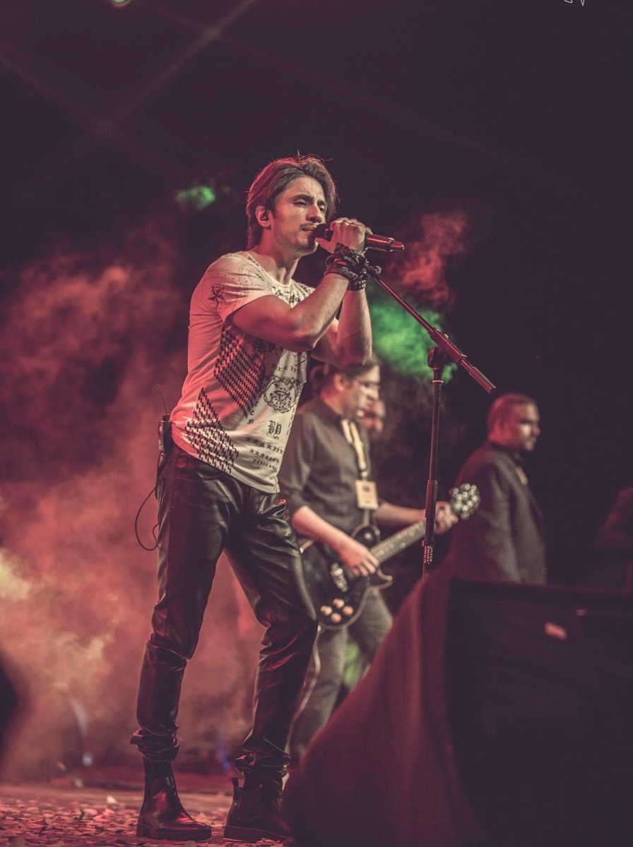 ALIZAFARARMY's tweet photo. Violence... Violence... Violence... I don't like it. I avoid... But violence likes me!
I can't avoid.
.
#AliZafar #alizafararmy https://t.co/SHakRwHWhX