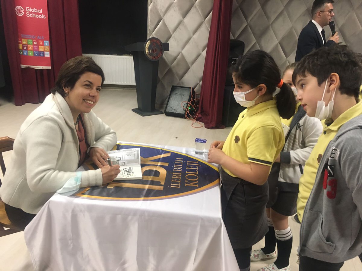 CocukParmak's tweet photo. Yazarımız Pelin Güneş ve İzmir İleri Bilim Koleji öğrencileri 📚 https://t.co/Sgl7KaVg0M