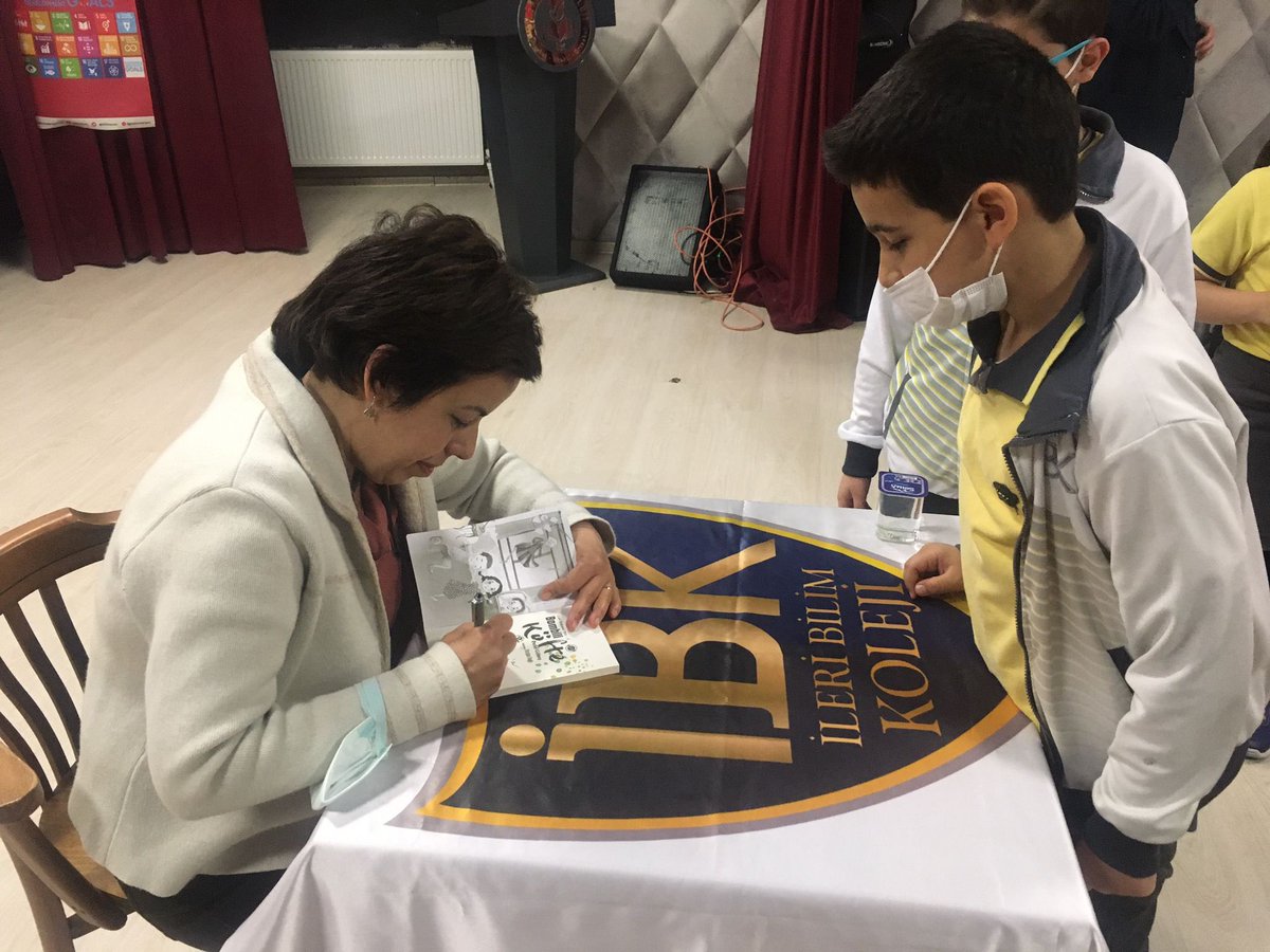 Yazarımız Pelin Güneş ve İzmir İleri Bilim Koleji öğrencileri 📚