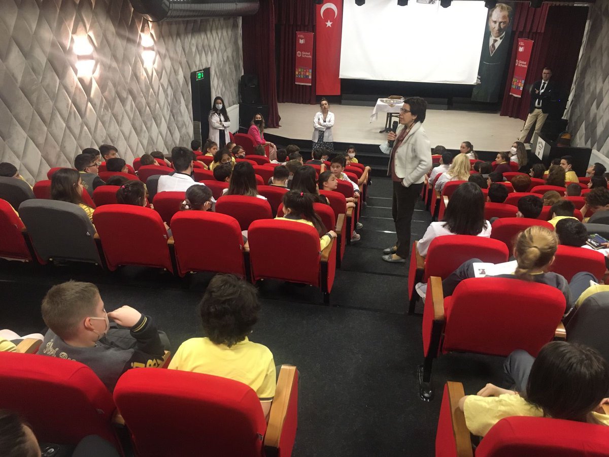 CocukParmak's tweet photo. Yazarımız Pelin Güneş ve İzmir İleri Bilim Koleji öğrencileri 📚 https://t.co/Sgl7KaVg0M
