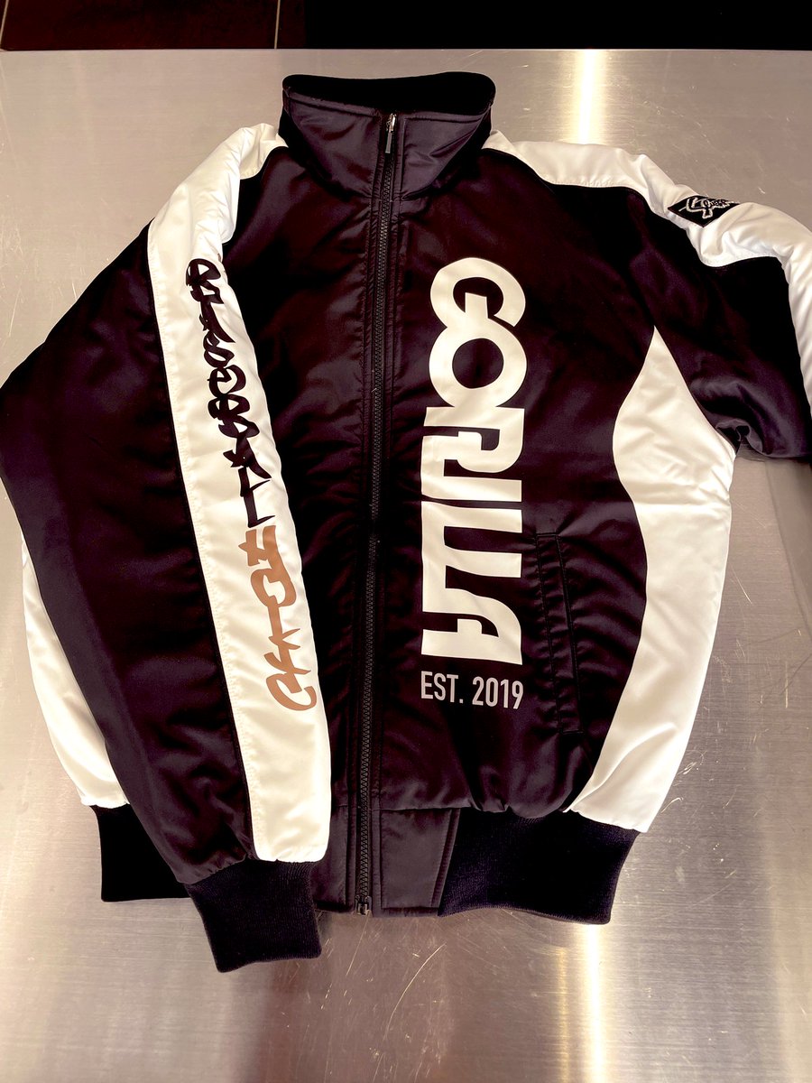 gcb_2019's tweet photo. 🎁プレゼント企画第11弾🎁

久保田スラッガーゴリラグラコンを5名様にプレゼントします。
グローブのラベルが腕に貼られた珍しいデザインになっています

応募方法
フォロー&amp;リツイート

締切り
5月1日

インスタではビヨンドマックスギガキング02のプレゼント企画実施中⬇️
https://t.co/jniDXFdv7I https://t.co/IQVfxuCjzx