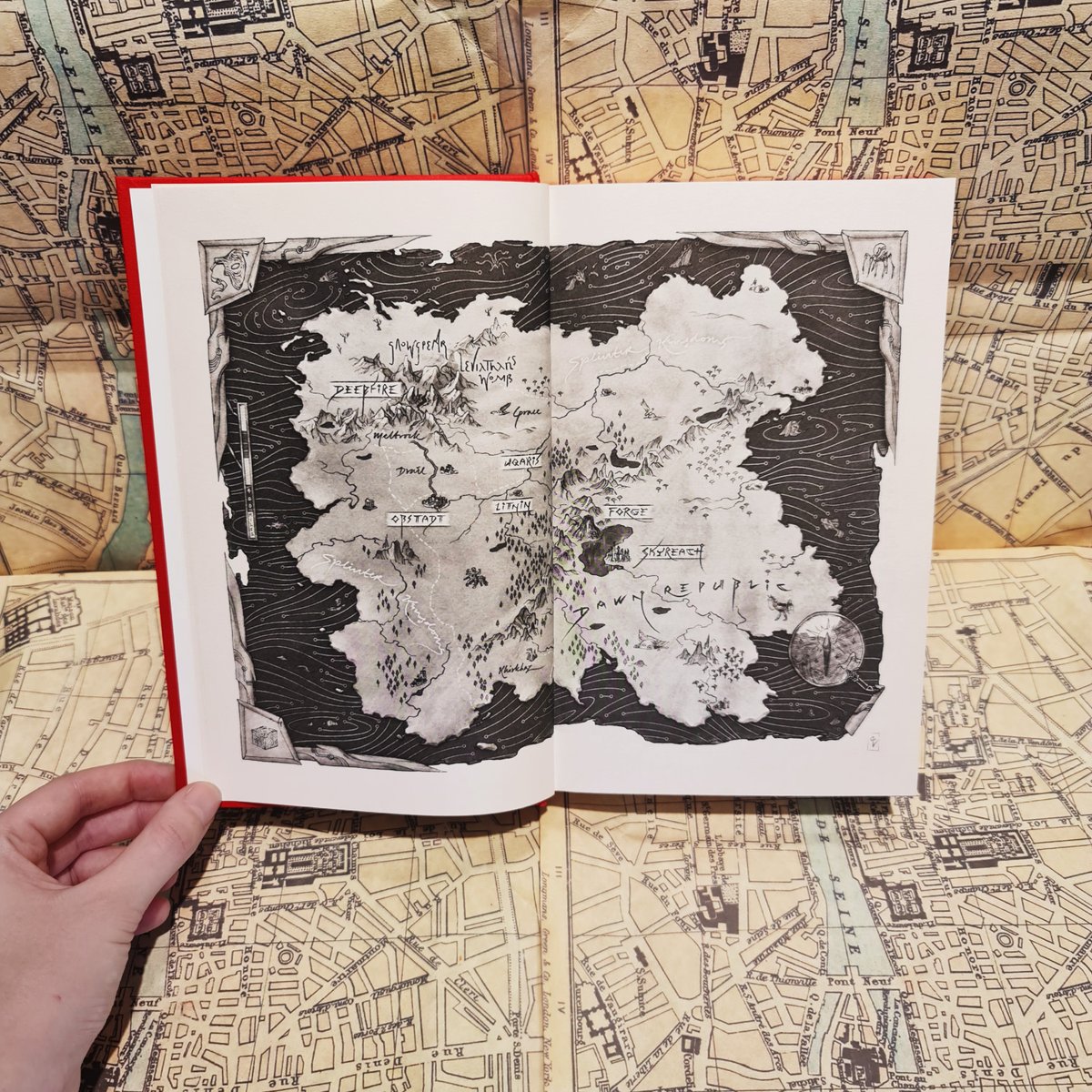 AdAstraFiction's tweet photo. Happy #MapMonday 🗺️
The map for #AshesOfTheSun by @DjangoWexler is just stunning
Eldritch relics, plaguespawn outbreaks & a new conflict looming that brother and sister Gyre and Maya find themselves on the opposite sides of.
Map by Charis Loke
📚: https://t.co/TZESgSvU0C https://t.co/fcbllEKEPB