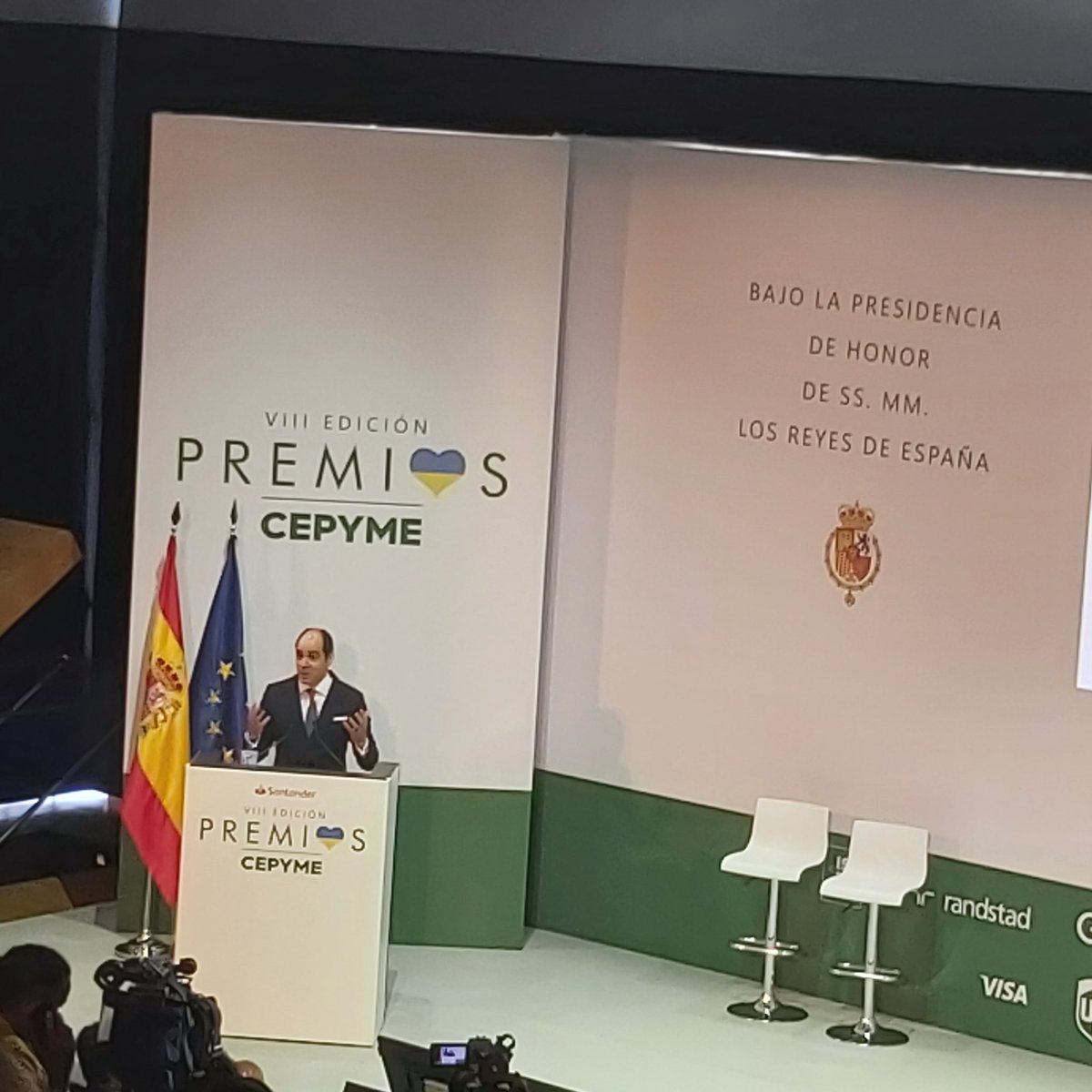 CeliaSSanJuan's tweet photo. Con nuestro Consejero @josecdiez representando a @1_millionbot como finalistas de los premios Cepyme como Proyecto Innovador. https://t.co/ppWSNyuBap