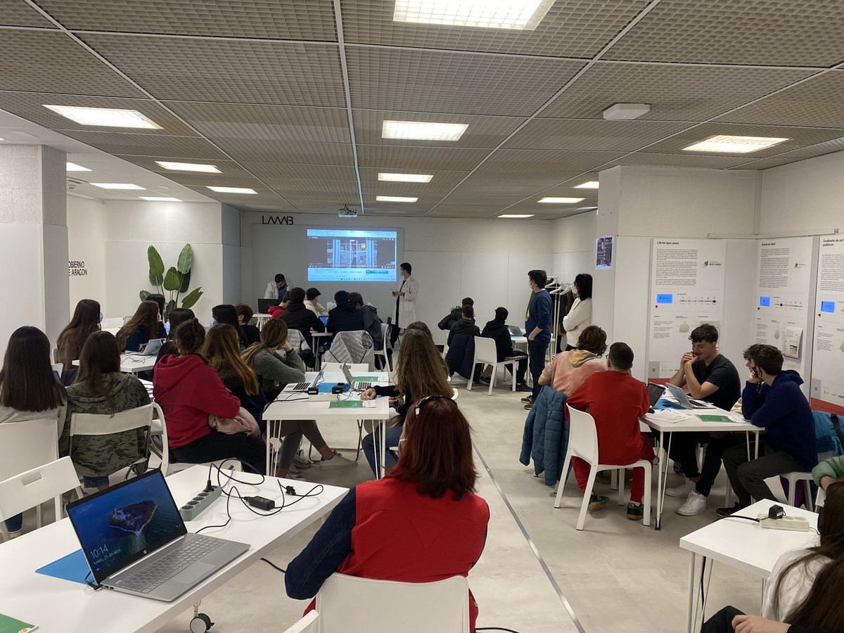 raulolivan's tweet photo. Arrancando #MAAAP Un proyecto de ciencia ciudadana en el que los chavales aprenderán a programar y a usar esos datos para crear una red de conocimiento e impacto social.
Una iniciativa del @laaab_es producido por @AInventores y nuestro genio local @LuisMartinNuez https://t.co/oBr41Ma3Gz