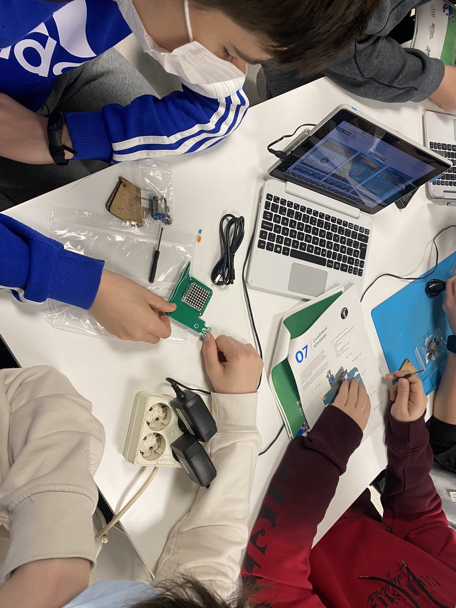 raulolivan's tweet photo. Arrancando #MAAAP Un proyecto de ciencia ciudadana en el que los chavales aprenderán a programar y a usar esos datos para crear una red de conocimiento e impacto social.
Una iniciativa del @laaab_es producido por @AInventores y nuestro genio local @LuisMartinNuez https://t.co/oBr41Ma3Gz