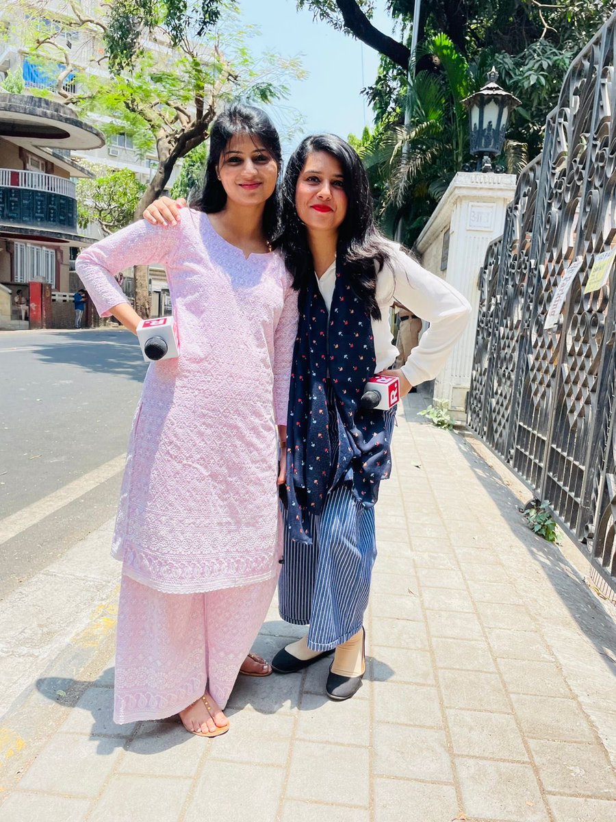 samikshaa3's tweet image. Covering the political showdown in #Maharashtra with ⁦@anchor_barkha
#HanumanChalisaRow #LoudspeakerRow #NavneetRana ⁩ 

Pc: ⁦@Neerajmumbai⁩