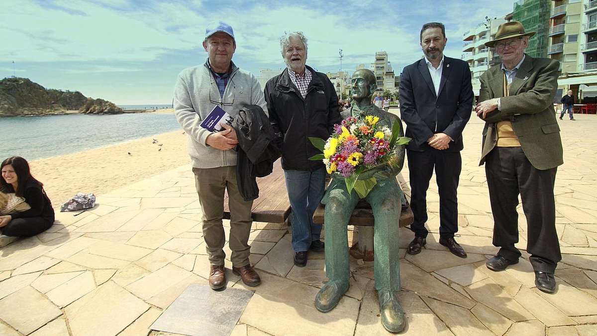 Blanes_cat's tweet photo. Notícia: #Blanes homenatja #CarlFaust creador del @MarimurtraJardi en el 70è aniversari de la seva mort El van encapçalar l’alcalde i el president de la fundació, @JordiXena que va obsequiar @AngelCanosa amb la 1a obra del nou segell #EdicionsMarimurtra
https://t.co/k0PKU5VXHX https://t.co/gmjykpueli