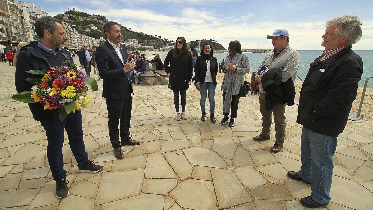 Blanes_cat's tweet photo. Notícia: #Blanes homenatja #CarlFaust creador del @MarimurtraJardi en el 70è aniversari de la seva mort El van encapçalar l’alcalde i el president de la fundació, @JordiXena que va obsequiar @AngelCanosa amb la 1a obra del nou segell #EdicionsMarimurtra
https://t.co/k0PKU5VXHX https://t.co/gmjykpueli