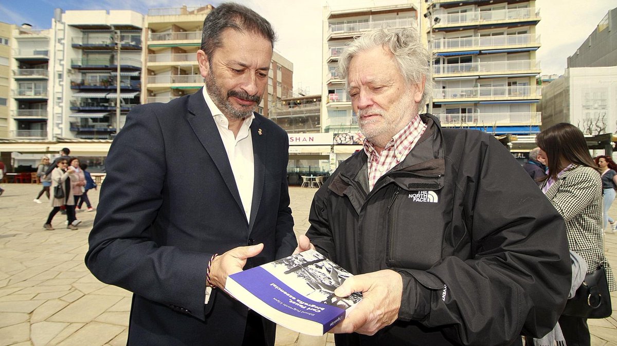 Blanes_cat's tweet photo. Notícia: #Blanes homenatja #CarlFaust creador del @MarimurtraJardi en el 70è aniversari de la seva mort El van encapçalar l’alcalde i el president de la fundació, @JordiXena que va obsequiar @AngelCanosa amb la 1a obra del nou segell #EdicionsMarimurtra
https://t.co/k0PKU5VXHX https://t.co/gmjykpueli