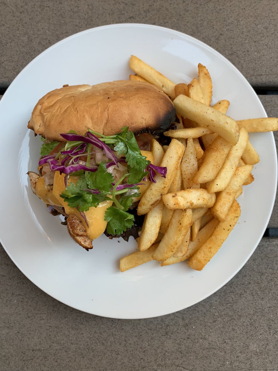 _flawlessfoods's tweet photo. The Chicken, Cheese and Salsa Burger🍔🍔
#eatatduncan #food #foodie #foodsa https://t.co/ycv2DlDyav