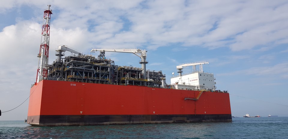 Gasunie's tweet photo. De voorbereidingen voor een LNG importterminal in de Eemshaven vorderen snel. Ulco Vermeulen (Gasunie): “We gaan in verdere onderhandeling met potentiële klanten die de terminal in de toekomst gebruiken. Eerst voor #LNG, later voor groene #waterstof." ➡️ https://t.co/N9Nhq5Urbg https://t.co/ddzgHcXrVc