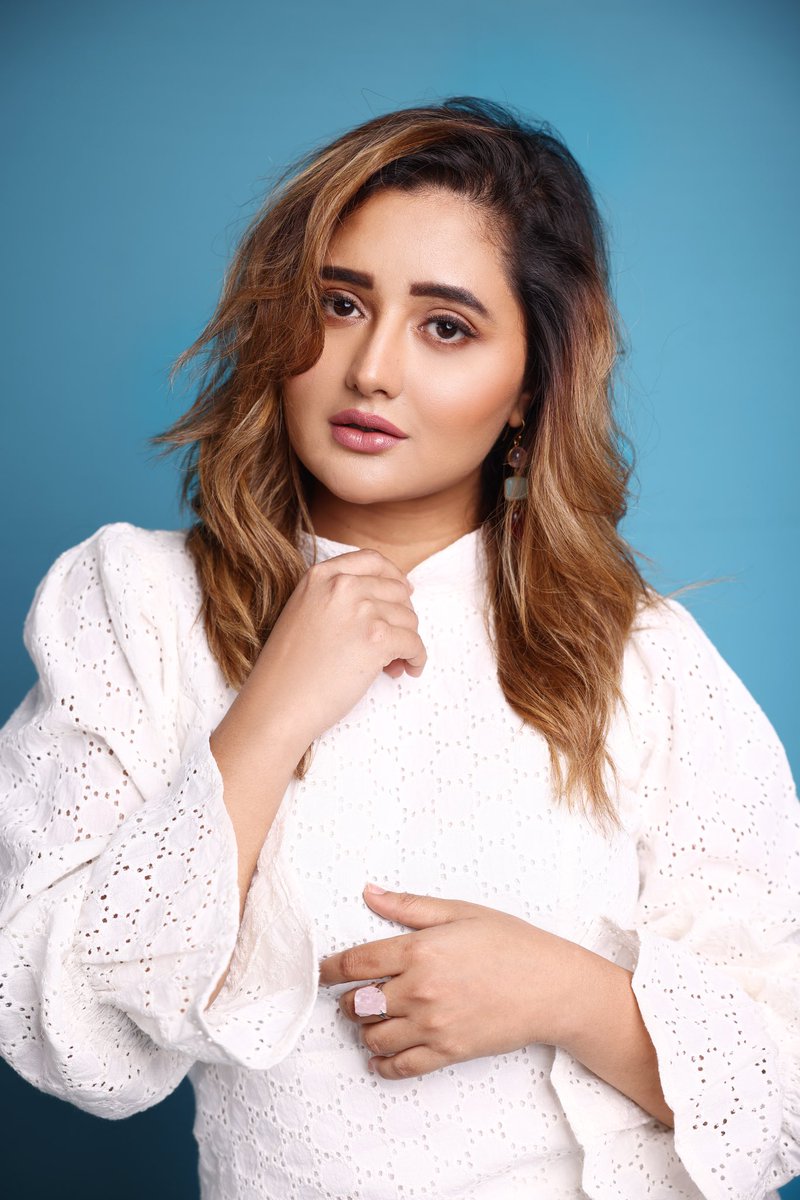 TheRashamiDesai's tweet photo. Kya fark pada hai ?!? 
White can never go wrong 🤍
#peace #rd 
Lots of love ❤️ https://t.co/t8CF3ZouLn