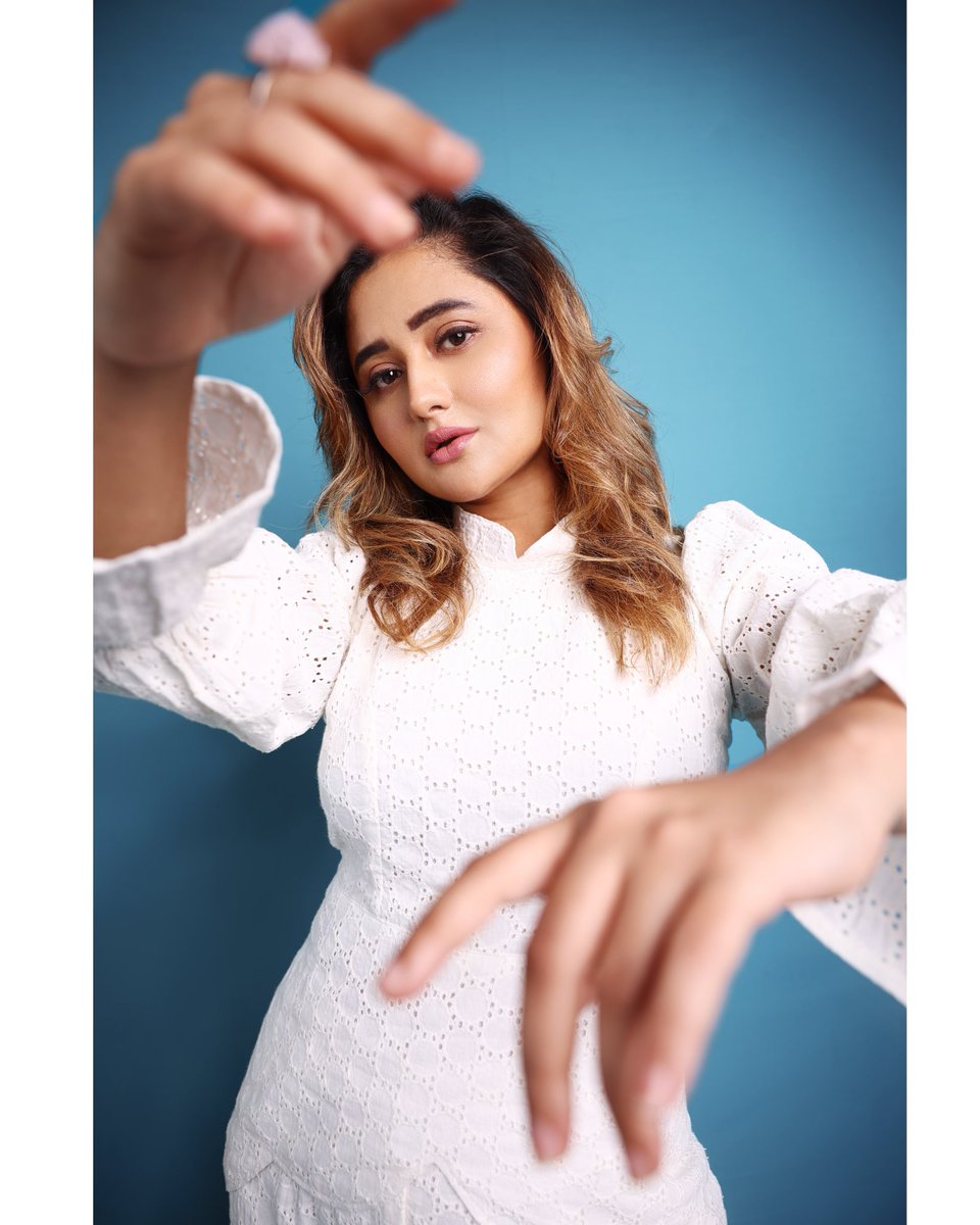 TheRashamiDesai's tweet photo. Kya fark pada hai ?!? 
White can never go wrong 🤍
#peace #rd 
Lots of love ❤️ https://t.co/t8CF3ZouLn