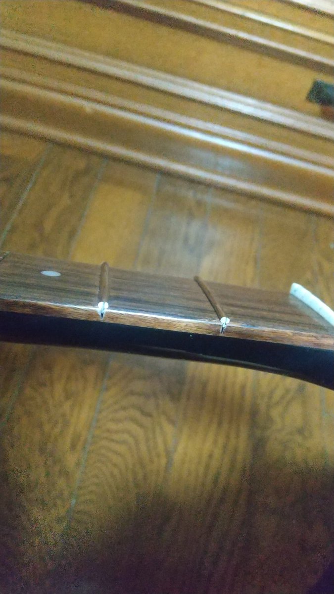 フレット溝を掃除した時 邪魔な詰め物を取ったら隙間が、、、安ギターにはありがちなんだろうな、、、(^_^;)