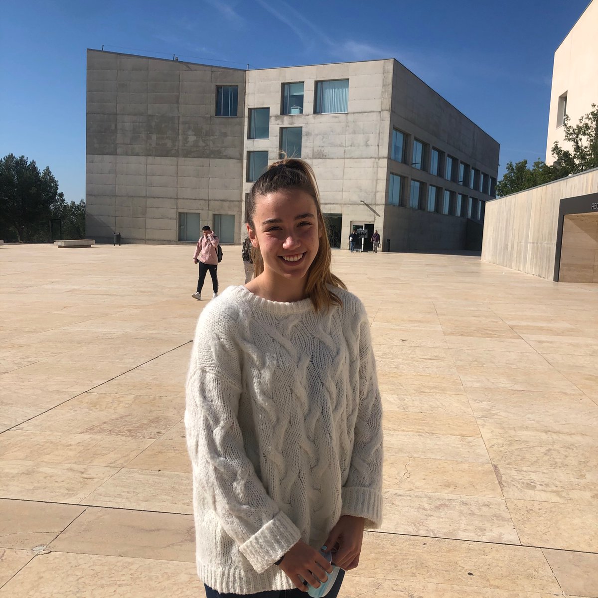 nedia_seinen's tweet photo. Lucia Sanchez, 1st-year sports student at @_usj_ says, “The weather today is beautiful. Sunny days are always better!” #JRLWEB no. 5 https://t.co/o9fbhvKRda