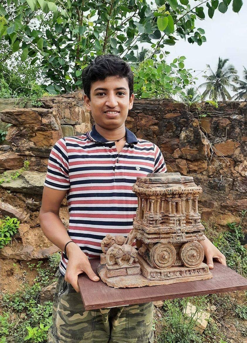 yogi_arwind's tweet image. This miniature of ratha of Hampi Vittala Temple is recreated so beautifully in clay by Vinayak Hiremath! Give a big hand to this budding sculptor!