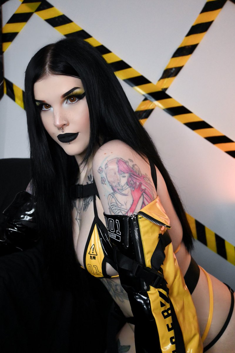 KotoniiKowai's tweet photo. 💛🖤 https://t.co/0EzKrnVobx