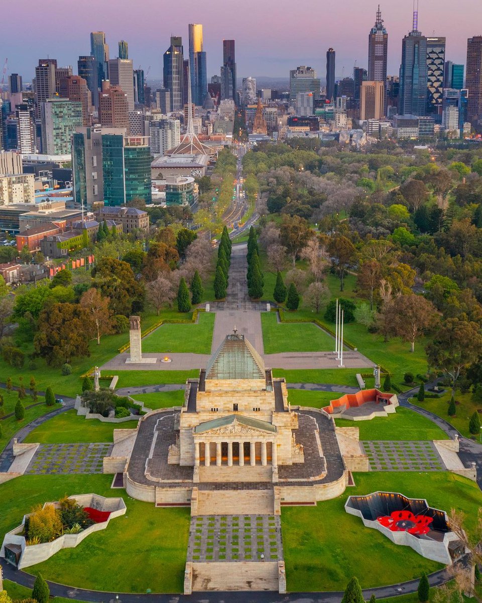 At the going down of the sun and in the morning, we will remember them. 🌹 Today we commemorate the service and sacrifice of all Australian service men and women, lest we forget.

📸 via IG/walking_perspective