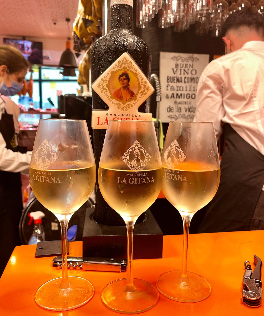 It’s #ManzanillaMonday! 🥂 With <a href="/BodegasLaGitana/">BODEGAS LA GITANA</a> on tap at <a href="/JamoneriaJLR/">Jamonería José Luis Romero</a> in Triana Market. #sherry #manzanilla #sherrylover #tastingtrianatour