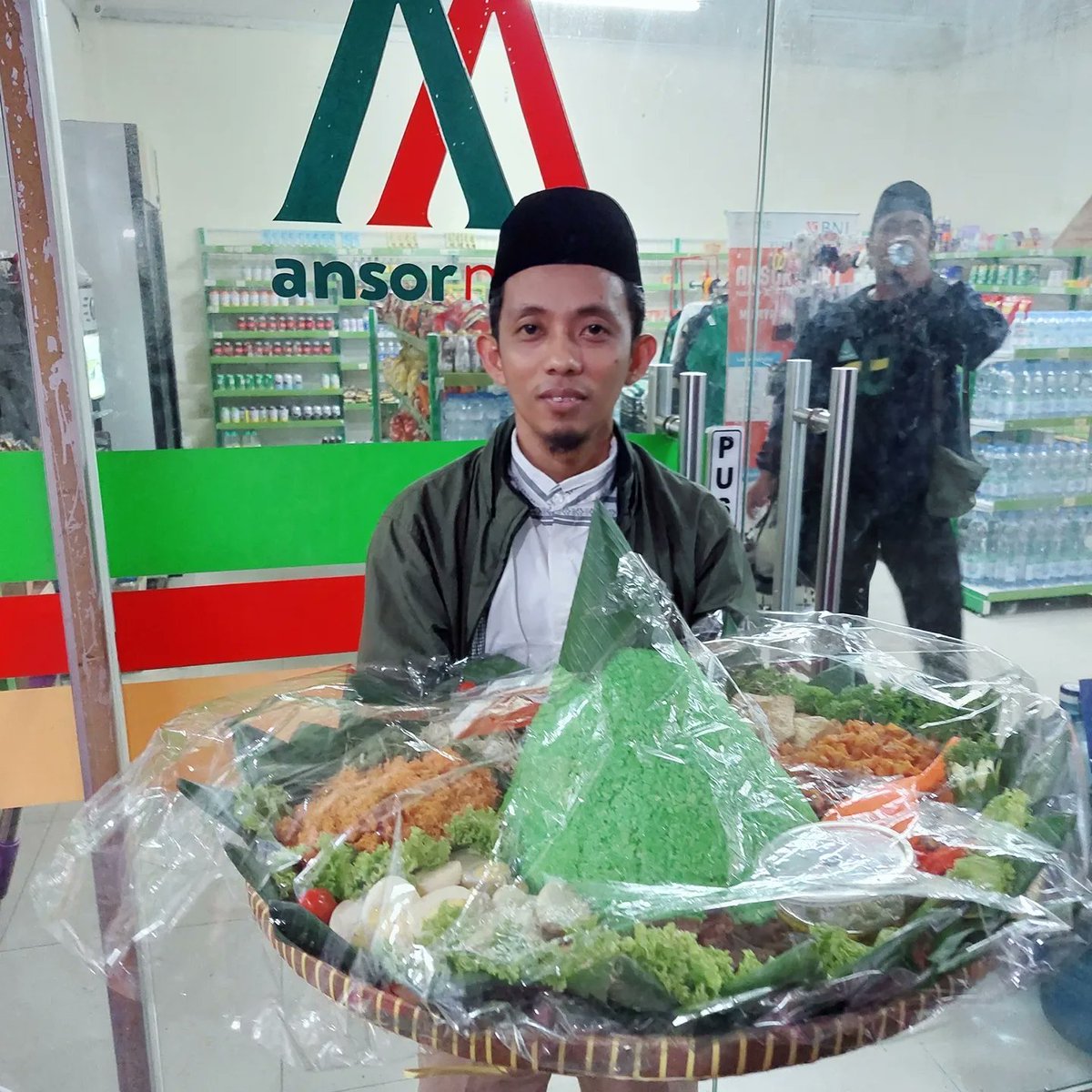 Paket tumpengnya besar sekali.. sederhana penuh makna. Bertambah usia artinya jarak kita menuju pintu kematian makinlah dekat, segera intropeksi diri dan terus berkhitmad tanpa batas.