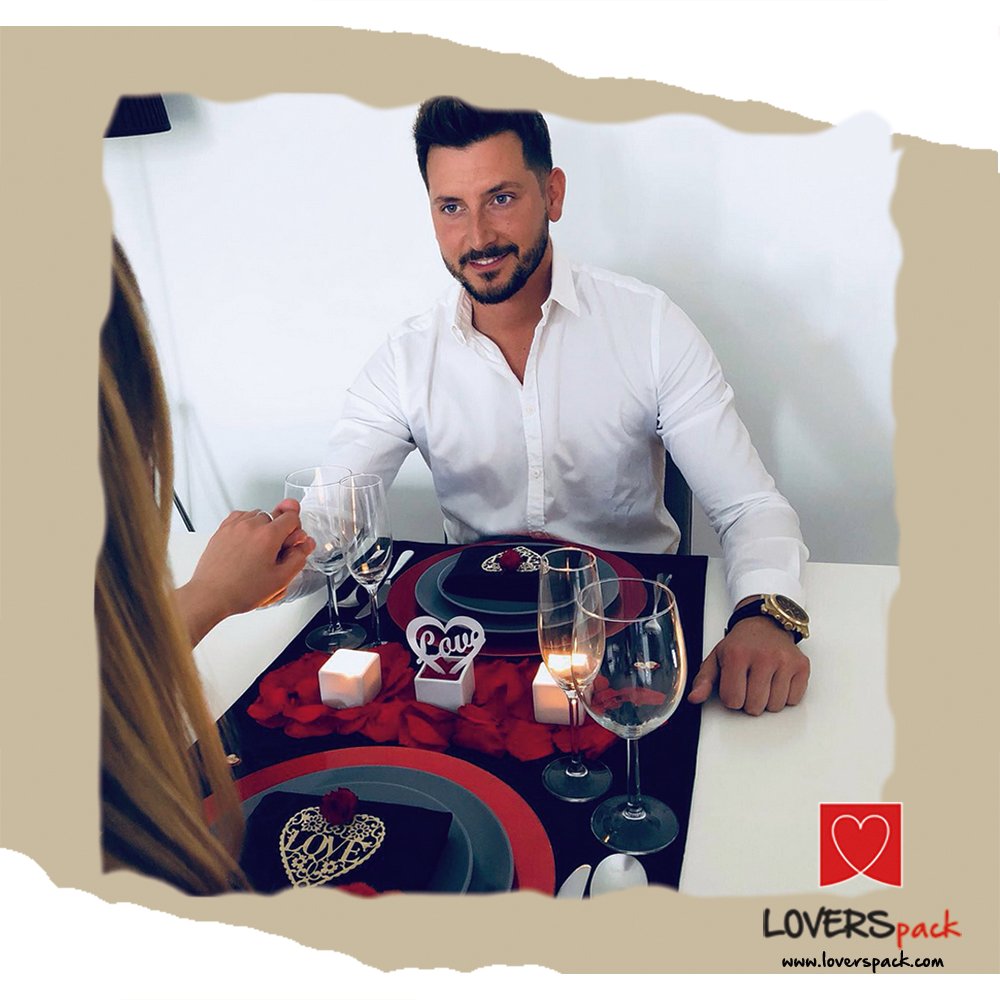 Lovers_pack's tweet photo. Sorprende a tu pareja como @Manu_LB_ sorprendió a @susanamegan_ con con uno de nuestros #RomanticPacks , listos para decorar la mesa romántica para una ocasión especial.
👉Encuentra el pack de la foto en https://t.co/Z9O8T7ZMil 
#packromantico  #enpareja #MyHyV #mhyv  #sexshop https://t.co/DIT0Ps1oAY
