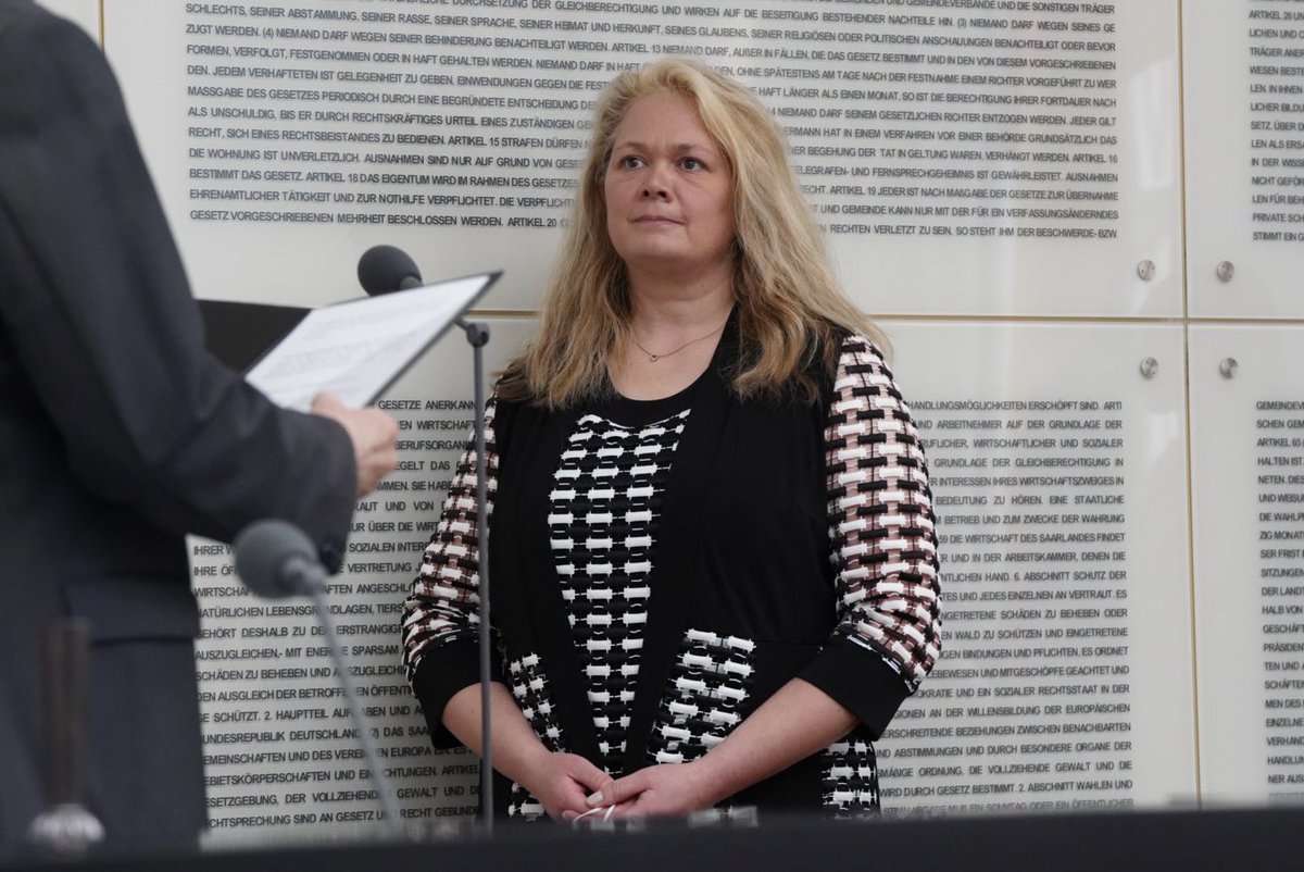 SPDFraktionSaar's tweet photo. Der Landtag hat einstimmig Heike Becker als Landtagspräsidentin gewählt. Sie ist damit die erste Frau, die dieses Amt im Saarland innehat. 👩 Das ist ein historischer Tag! Alles Gute, liebe Heike! ❤️🌹 #spdfraktion #landtag #landtagdessaarlandes #plenum https://t.co/zxQtnyrXSQ