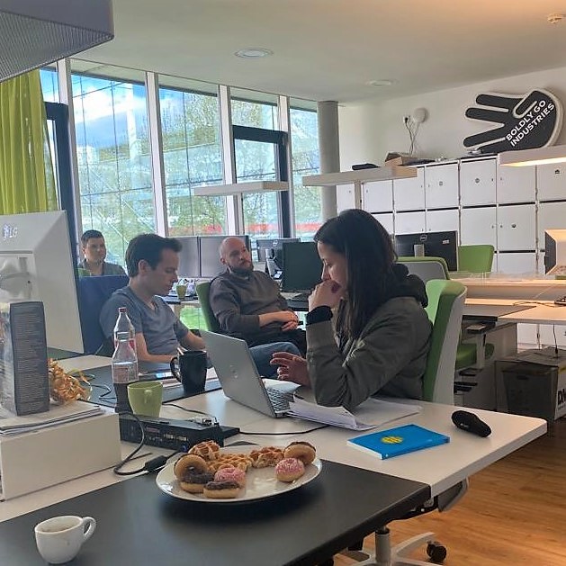 Letzte Woche gaben wir uns der Planung unseres #Boldlygo Teambuilding-Tages hin.

Und am #Freitag war es dann soweit: Nach einem gemeinsamen Mittagessen auf unserer sonnigen Dachterrasse, arbeiteten wir an unseren #Zukunftsvisionen, sowie externen und internen #Impact-Themen. 🚀
