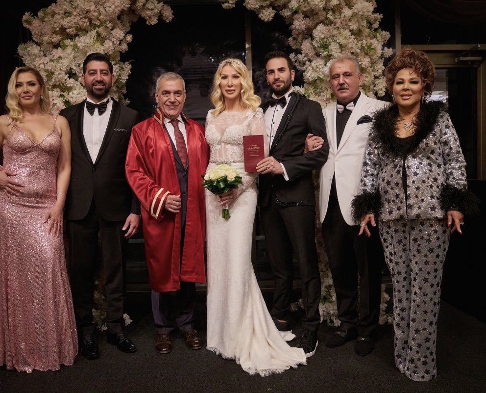 Seda Sayan 7.kez evlendi. En yakın arkadaşı Safiye Soyman ‘ın nikaha neden Zeki Müren olarak katılmak istediği bilinmiyor.