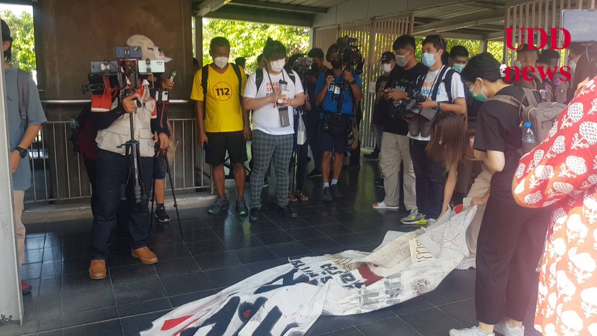 udd_red's tweet photo. บน Skywalk หน้าสตช. กลุ่ม #DemHope เจรจากับจนท.ตร. ในการทำกิจกรรม สำรวจโพลป้ายผ้า ประเด็น คุณคิดว่ารัฐบาลเป็นภัยต่อความมั่นคงตัวจริงหรือไม่?
#ม็อบ25เมษา65
#UDDnews #ยูดีดีนิวส์ https://t.co/33gWlpHV9k