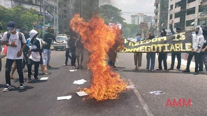 GenStrikeCom's tweet photo. ⚡️ရန်ကုန်တွင် "Freedom Is Non-negotiable"ဟူသောဘန်နာကိုင်ဆောင်၍ စစ်အာဏာရှင်ဆန့်ကျင်ရေးပျောက်ကြားသပိတ်ပြုလုပ် 

ဧပြီ၂၅ ၊ ရန်ကုန်

#KYSC #ABFSU #GSC 
#whatshappeningnowinmyanmar

https://t.co/t0c7nCfUUh https://t.co/sroRBFyedp