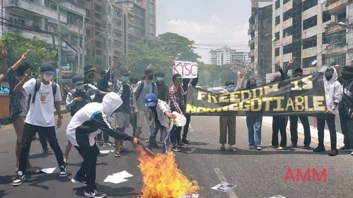 GenStrikeCom's tweet photo. ⚡️ရန်ကုန်တွင် "Freedom Is Non-negotiable"ဟူသောဘန်နာကိုင်ဆောင်၍ စစ်အာဏာရှင်ဆန့်ကျင်ရေးပျောက်ကြားသပိတ်ပြုလုပ် 

ဧပြီ၂၅ ၊ ရန်ကုန်

#KYSC #ABFSU #GSC 
#whatshappeningnowinmyanmar

https://t.co/t0c7nCfUUh https://t.co/sroRBFyedp