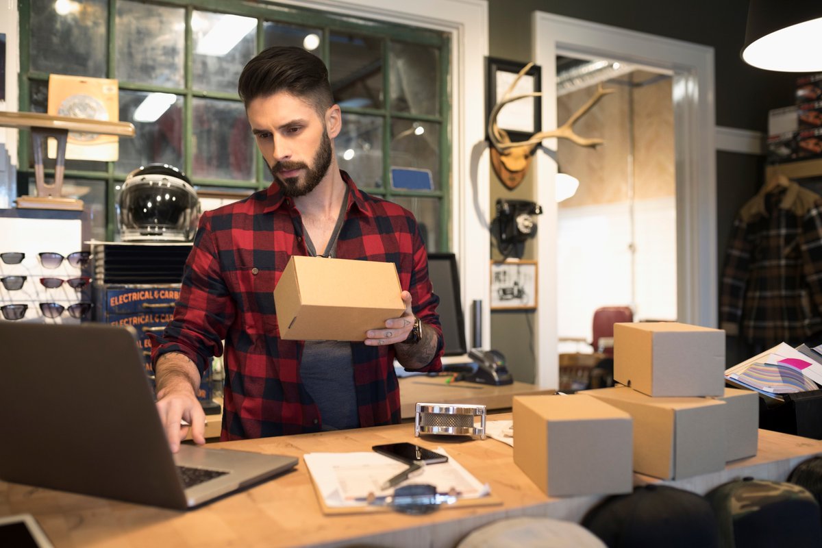 Få hele billedet, håndtér detaljerne. Spor alle dine ind- og udgående forsendelser, når og hvor du vil. Klager og returløsninger er også blevet nemmere med den nye UPS My Choice® for virksomheder. Læs mere her: spr.ly/6017Kh8Vd
#Logistik  #UPS