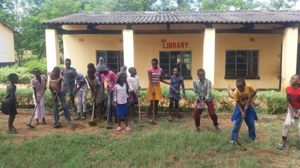 Here at Mwana Trust we are firm believers in child participation and making that participation fun! Children on holiday duty at Rowa Primary School Friday 22 April during their school holidays landing a helping hand. We love too see this.