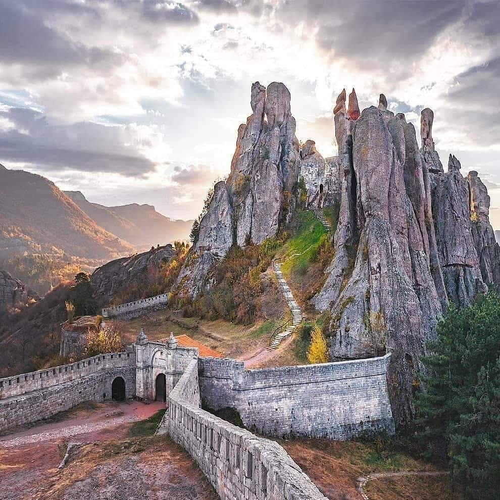 La fortaleza Belogradchik Es una antigua fortaleza ubicada en la ladera norte de las montañas de los Balcanes, Belogradchik, Bulgaria. La fortaleza inicial se construyó cuando la región era parte del Imperio Romano.
Es una de las fortalezas mejor conservadas de Bulgaria.