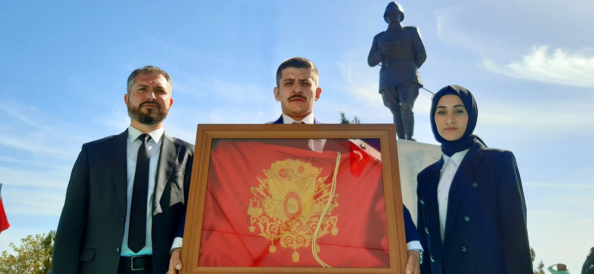 mcbu1992's tweet photo. #Çanakkale #57Alay Birliğinin Temsili Sancağı Bu Yıl Üniversitemize Emanet Edildi

#ÇanakkaleKaraSavaşı #VefaYürüyüşü 
#AYNIRUHLAÇANAKKALE #Atatürk #MustafaKemalAtatürk #ÇanakkaleGeçilmez #MCBÜ #ManisaCelalBayarÜniversitesi https://t.co/fjqb1eGS1u