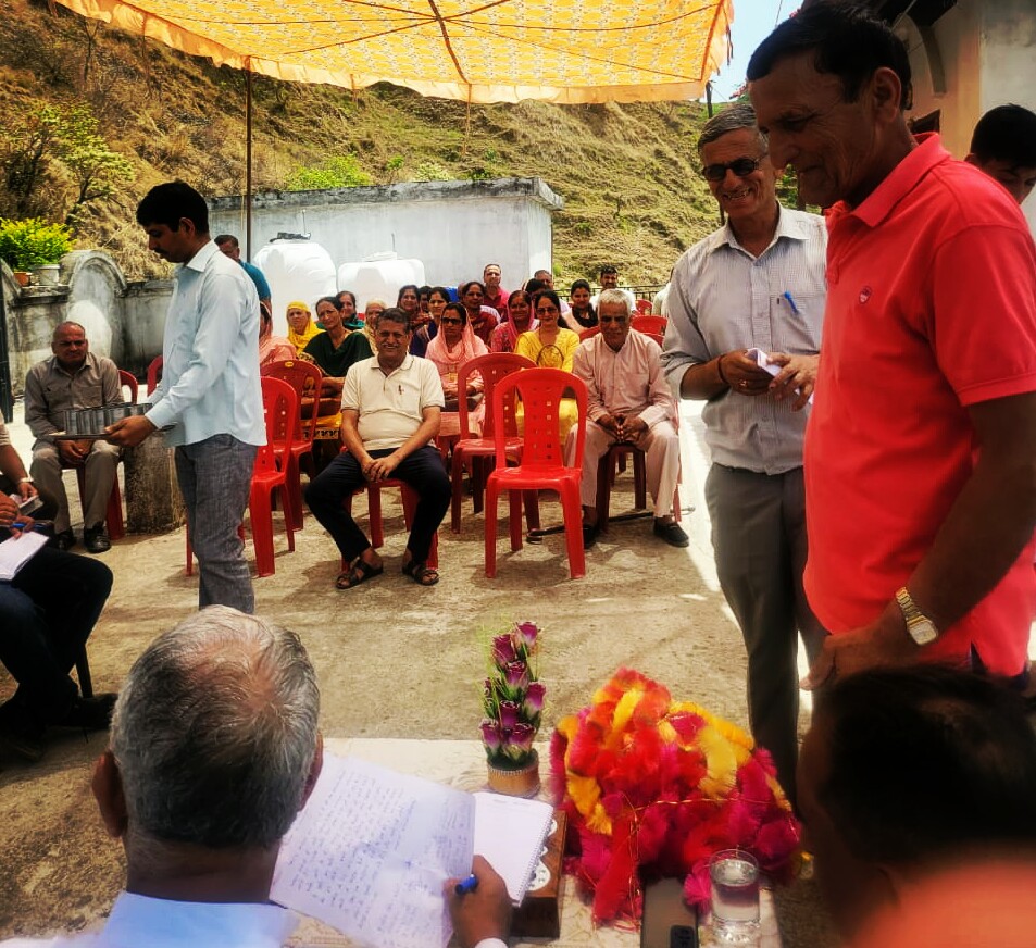 MahenderWe's tweet photo. आज हमने मोरतन और ठाणा में जन समस्याओं को सुना और अधिकतर का मौके पर ही निपटारा करने के निर्देश संबंधित अधिकारियों को दिए।    #शिखरकीओरहिमाचल
#हिमाचलप्रदेश    #जयभाजपातयभाजपा #BJP #BJP4Himachal #PMModi  #PMNarendraModi  #India  #cmhimachalpradesh #भाजपाहैतोकलहै #mahendersinghthakur https://t.co/XFwCO1fxYF