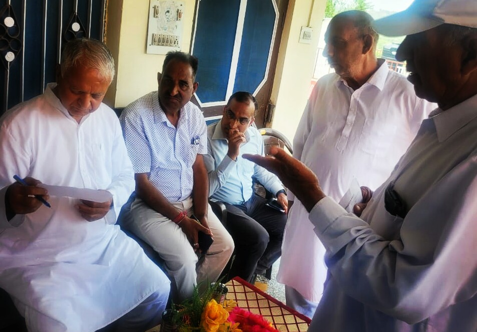MahenderWe's tweet photo. आज हमने मोरतन और ठाणा में जन समस्याओं को सुना और अधिकतर का मौके पर ही निपटारा करने के निर्देश संबंधित अधिकारियों को दिए।    #शिखरकीओरहिमाचल
#हिमाचलप्रदेश    #जयभाजपातयभाजपा #BJP #BJP4Himachal #PMModi  #PMNarendraModi  #India  #cmhimachalpradesh #भाजपाहैतोकलहै #mahendersinghthakur https://t.co/XFwCO1fxYF