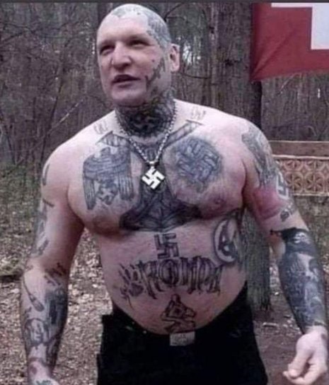 DiegoFusaro's tweet photo. Egli è un uomo del battaglione neonazista Azov: quello che voi sciaguratamente abbinate all'idea di Resistenza, infangando il nome e le gesta di chi la Resistenza fece davvero. State vergognosamente appellando Resistenza il supporto ai neonazisti. https://t.co/e56GE8ugab