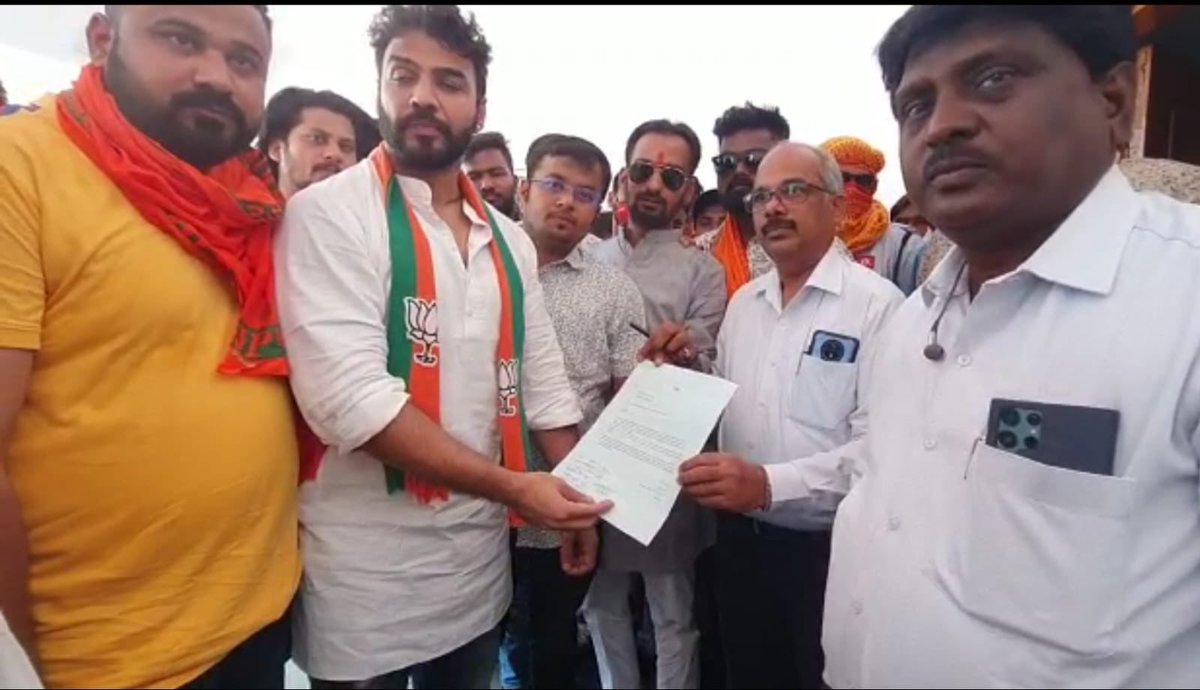 DakshinBjym's tweet photo. शहर मे बिजली आपूर्ति नही होने पर भारतीय जनता युवा मोर्चा राजनांदगाँव द्वारा बिजली विभाग मे प्रदर्शन कर ज्ञापन सौपा गया। जिला भाजयुमो अध्यक्ष मोनू बहादूर सिंह जी सहित जिला एवं मंडल के पदाधिकारी उपस्थित थे।
@Monu_Singhh @Prakhar1190 https://t.co/iCzkOxCxxQ