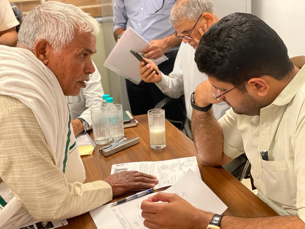 Dchautala's tweet photo. चंडीगढ़ आवास पर पहुंचे सभी की समस्याएँ सुनी और उनके समाधान के लिए प्रयास किये... https://t.co/BJCBmoHaiT