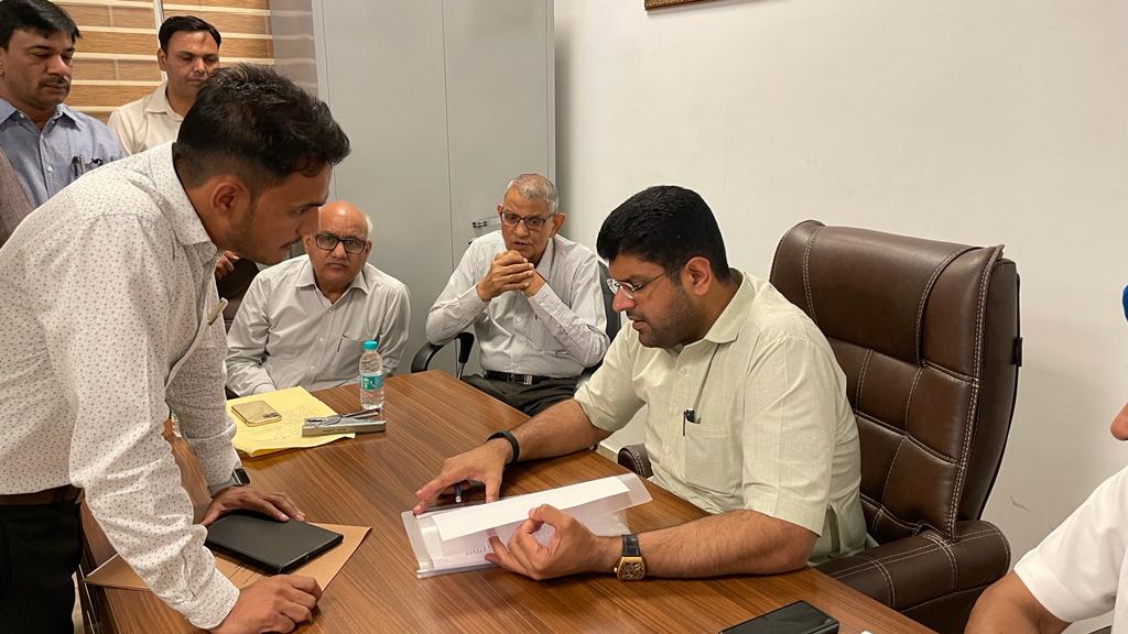 Dchautala's tweet photo. चंडीगढ़ आवास पर पहुंचे सभी की समस्याएँ सुनी और उनके समाधान के लिए प्रयास किये... https://t.co/BJCBmoHaiT