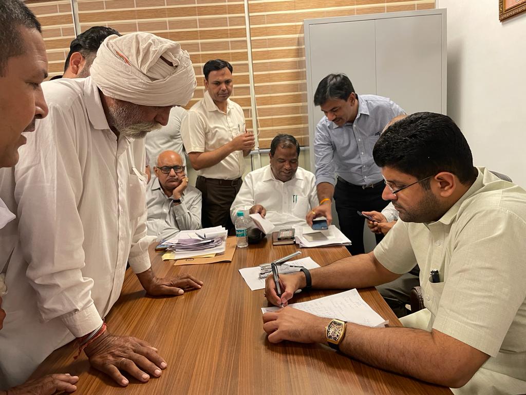 Dchautala's tweet photo. चंडीगढ़ आवास पर पहुंचे सभी की समस्याएँ सुनी और उनके समाधान के लिए प्रयास किये... https://t.co/BJCBmoHaiT