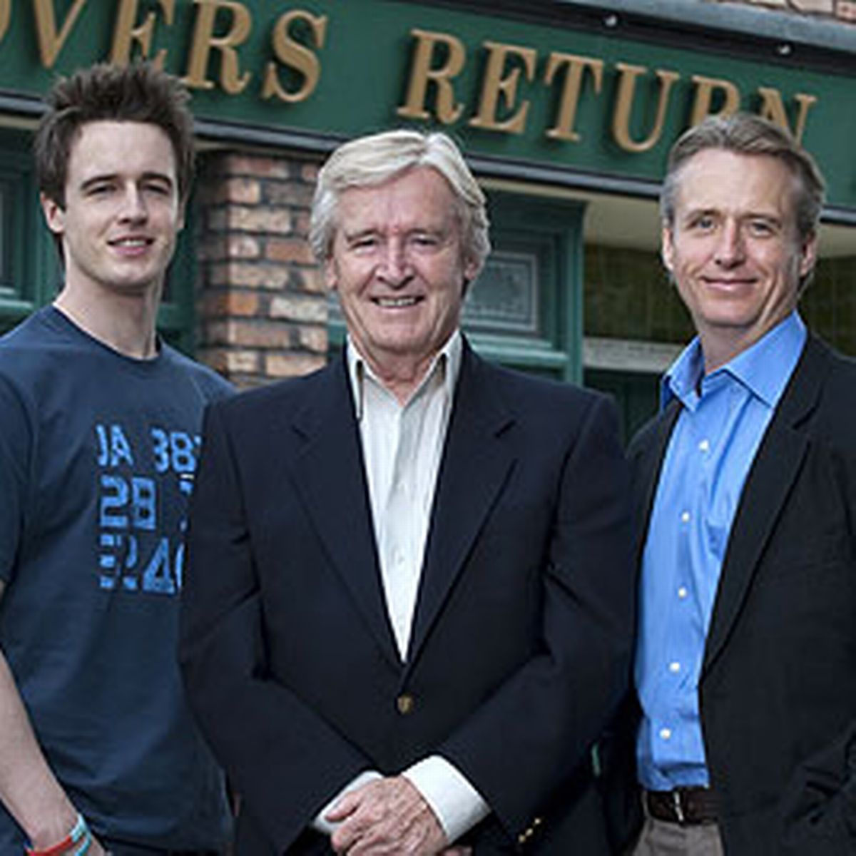 FansLinus's tweet photo. Happy 90th Birthday to legendary Coronation Street actor, William Roache - Linus' dad! 

🥳🥂🎁🎂🎈

#linusroache #williamroache #billroache #coronationstreet #corrie #happybirthdaybill https://t.co/veY9cILnkL